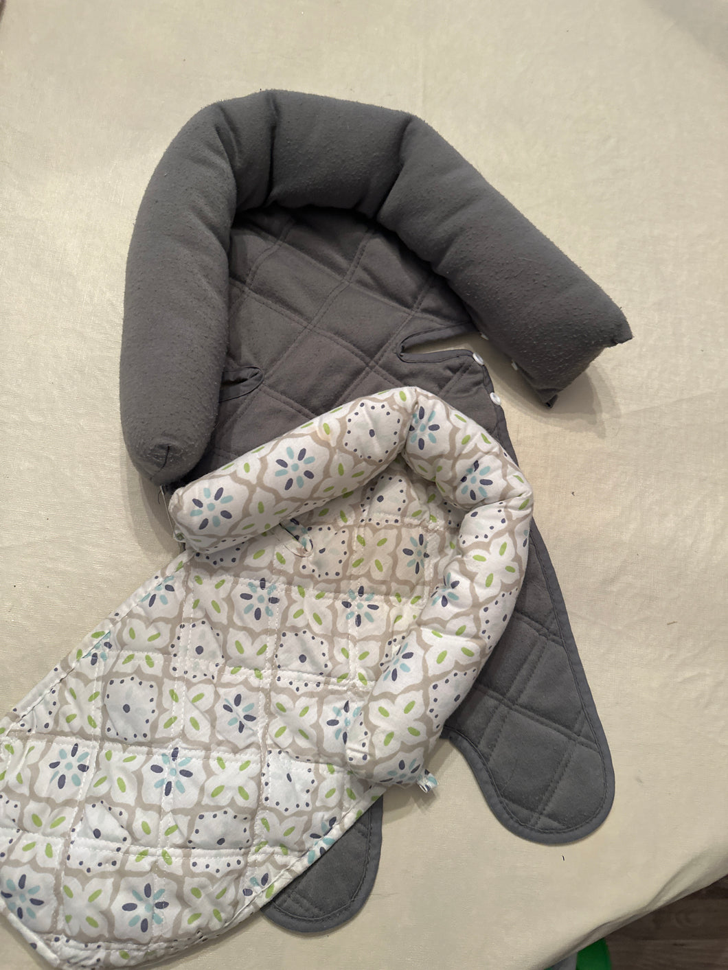 Car seat infant head Eddie Bauer 2 piece set
