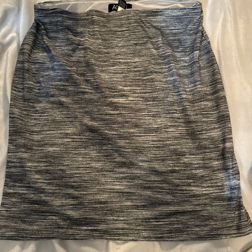 Apt 9 Stretchy Gray & Black Skirt - size Women M (8-10)