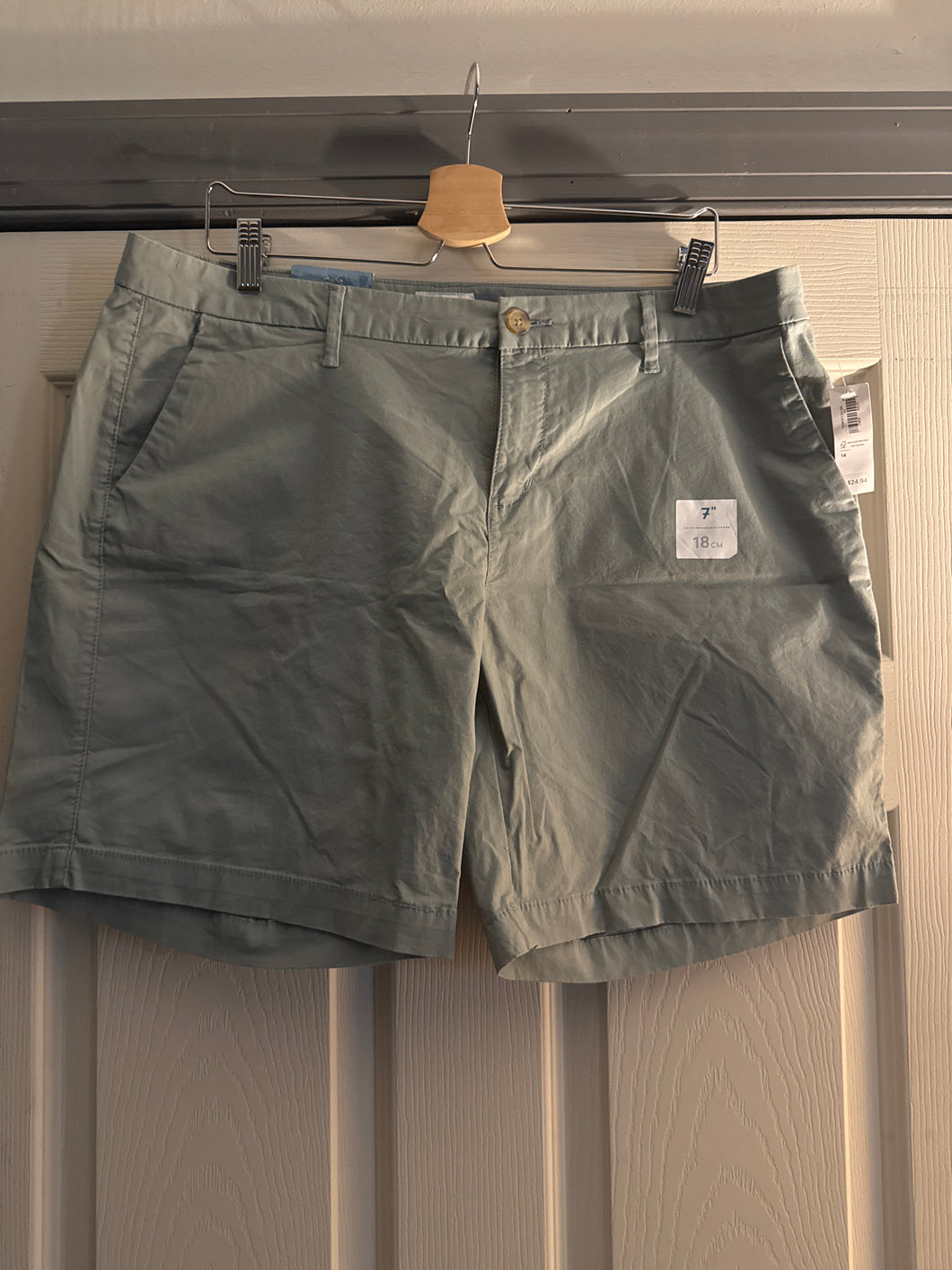 Old Navy 7 Bermuda Shorts sage green NWT - size Women XL (14)