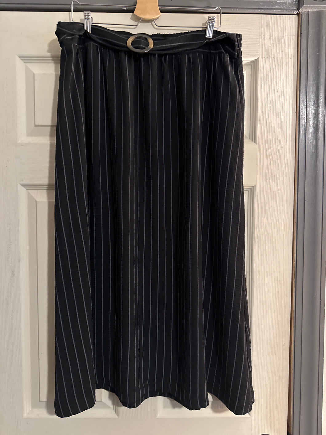 NYCC black/pin stripe Skirt 100% poly - size Women XL (14)
