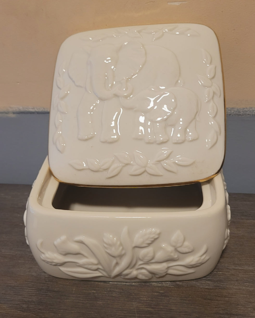Glass elephant music Box