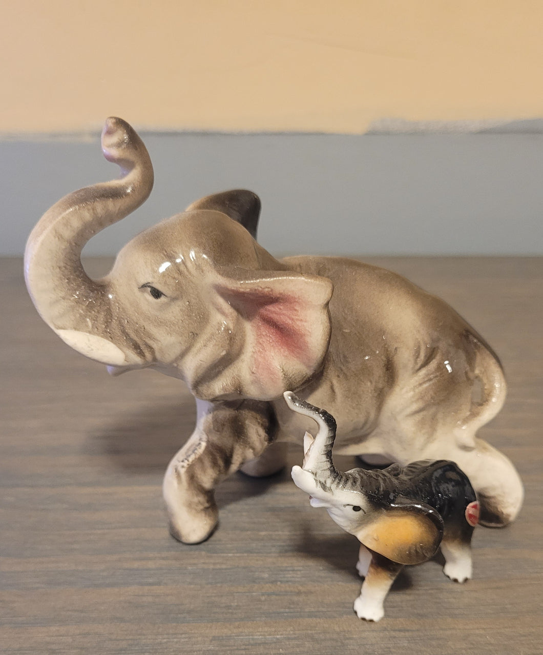 2 elephants One big and one small