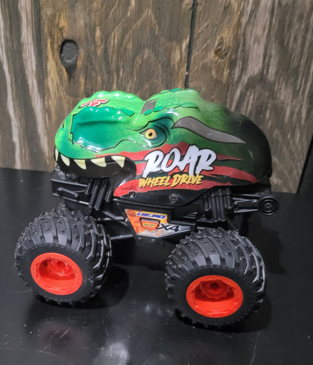 Monster truck Makes nosies