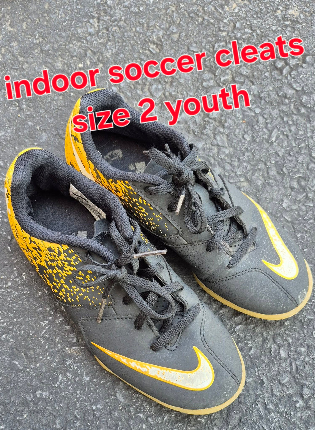 Youth SZ 2 soccer NIKE - size Shoes-youth  2