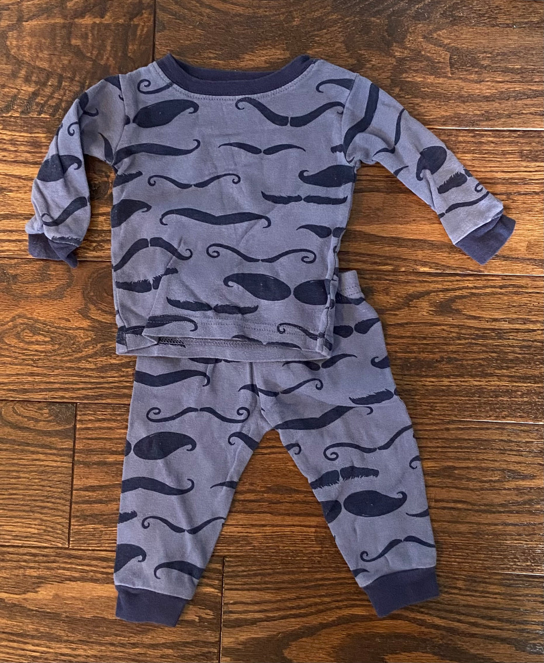 Carter's 2 piece pajamas 6M, mustache - size 6 Months