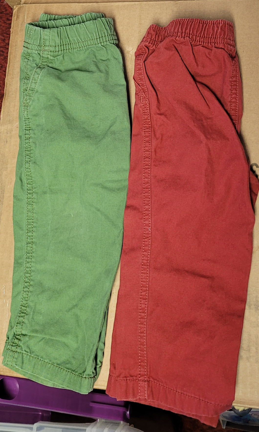2 pairs of Pants Red and green - size 18 Months