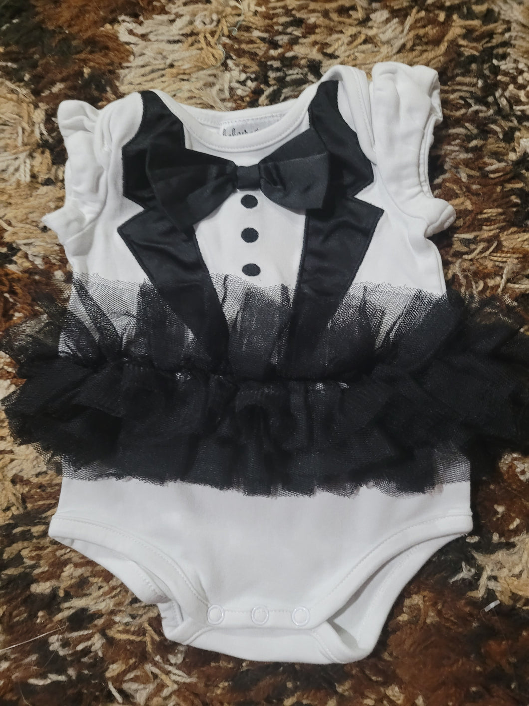 White/black oneise  - size 6 Months