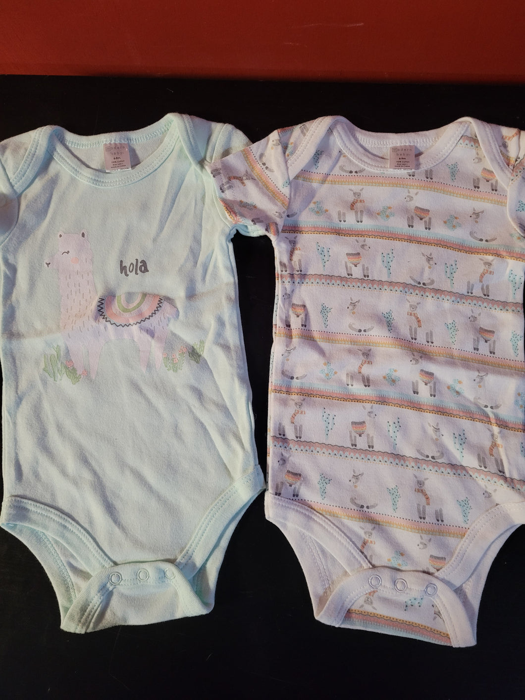 2 lamas oneises Short sleeves oneise - size 6-9 Months