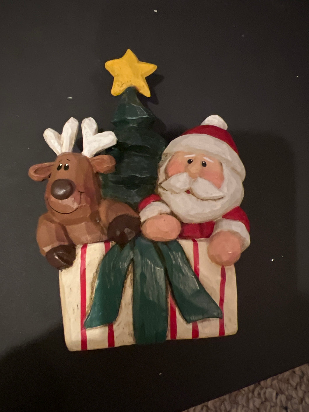 EDDIE BAUER FIGURINE SANTA/REINDEER IN PRESEN