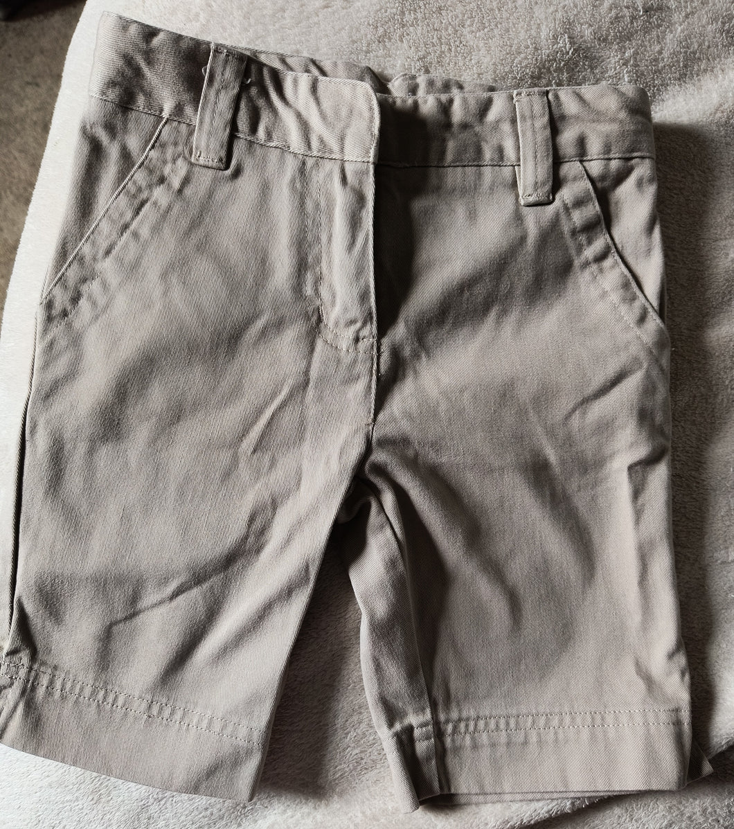 IZOD khaki shorts Bermuda length - size Kids 6