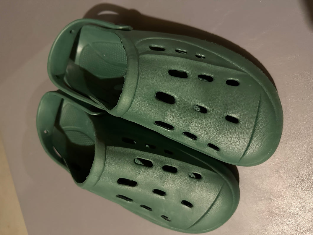 Fake Crocs Green M (9-10) - size Shoes-teen 9