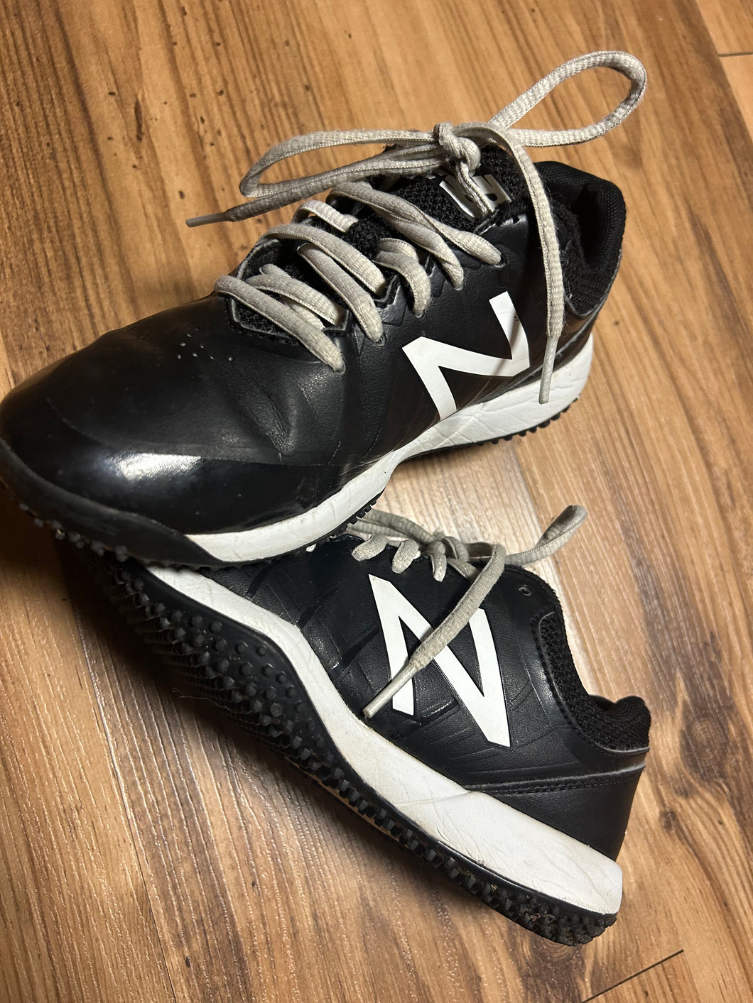 New Balance black and White sneaker - size Shoes-youth  3