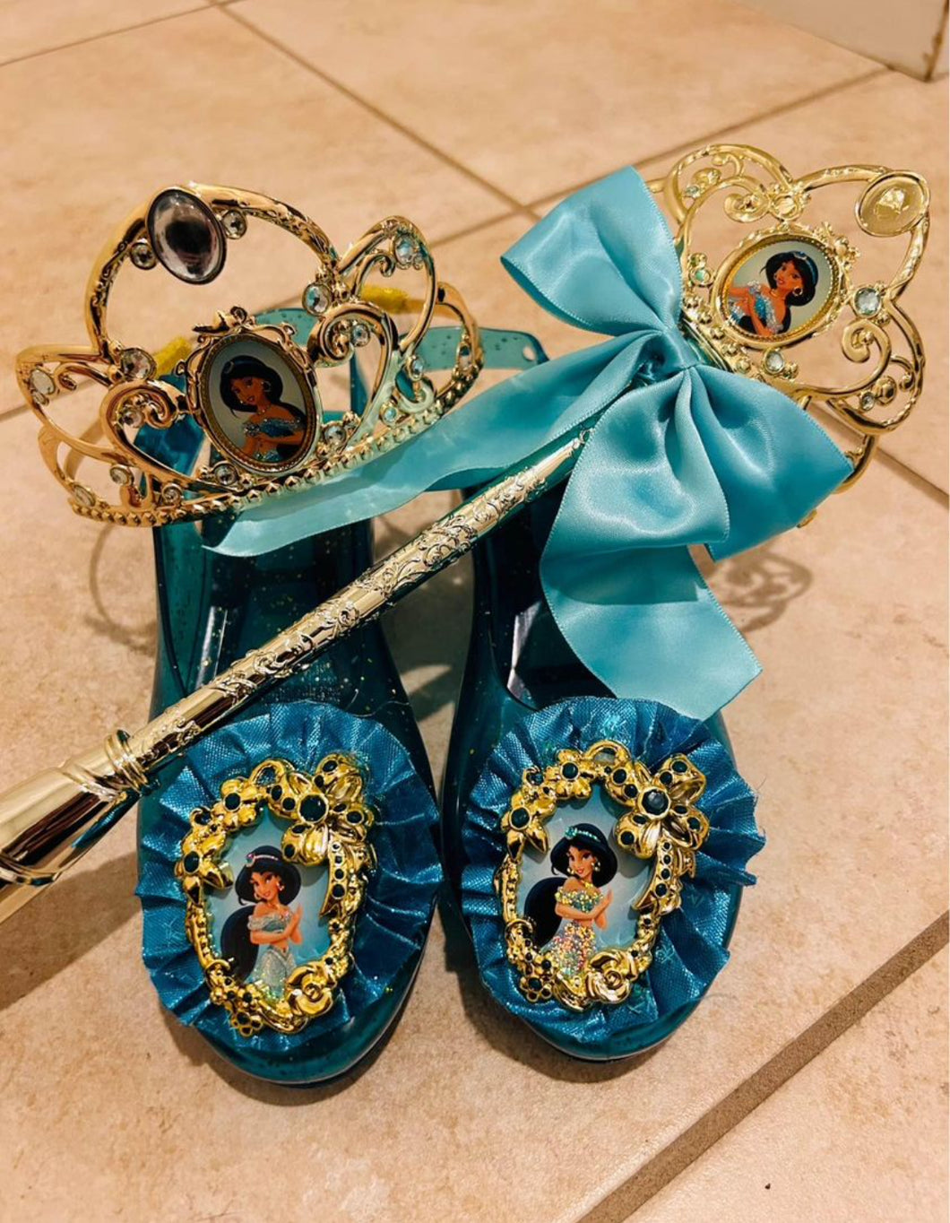 Jasmine Accessories Adjustable shoe, tiara - size 5T/5