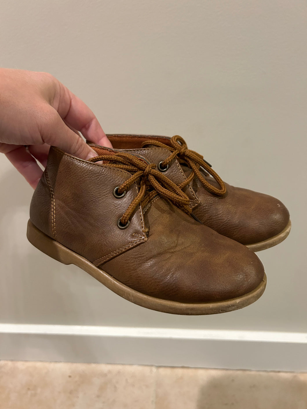 Brown tie low boot - size shoes-youth   10