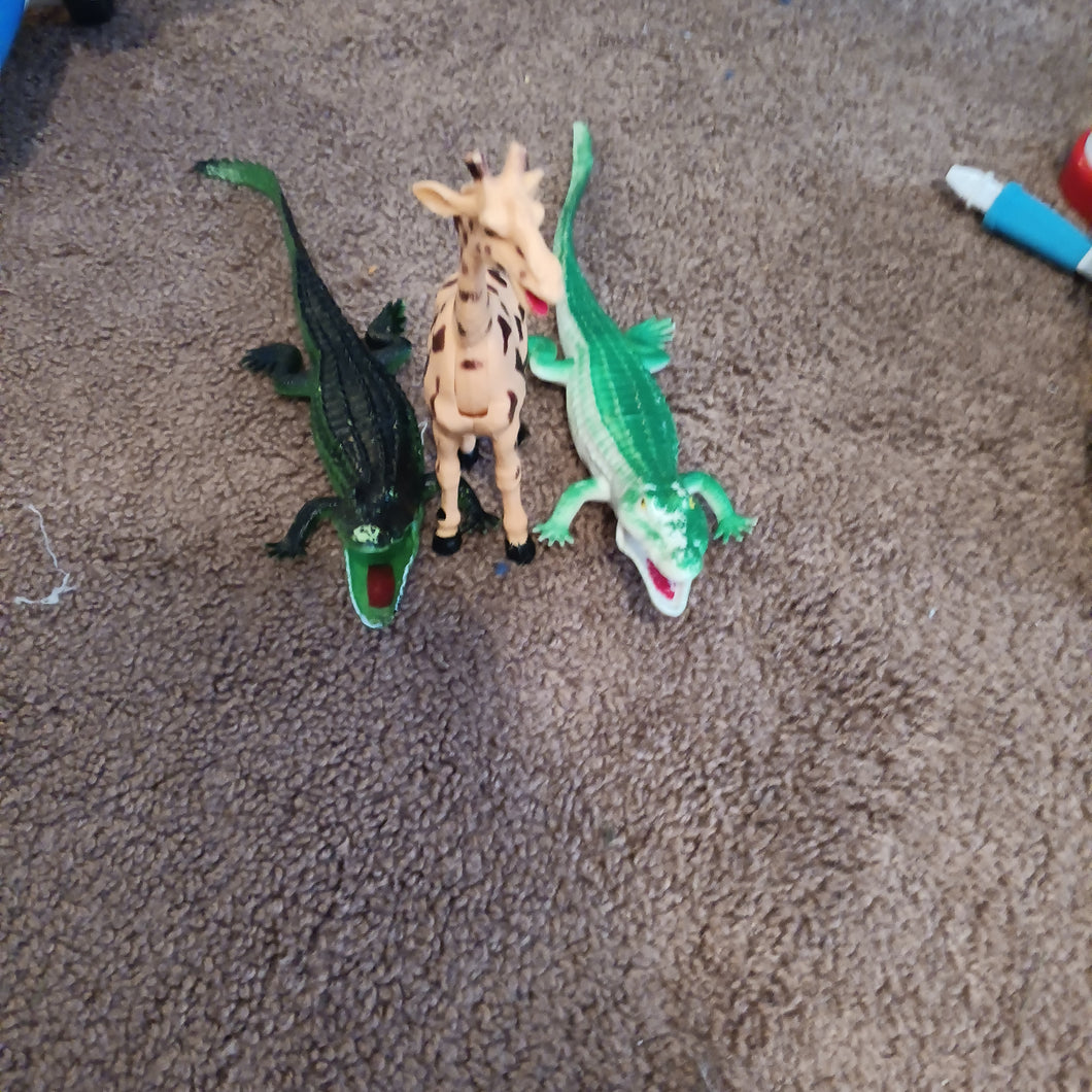 2 alligators and giraffe