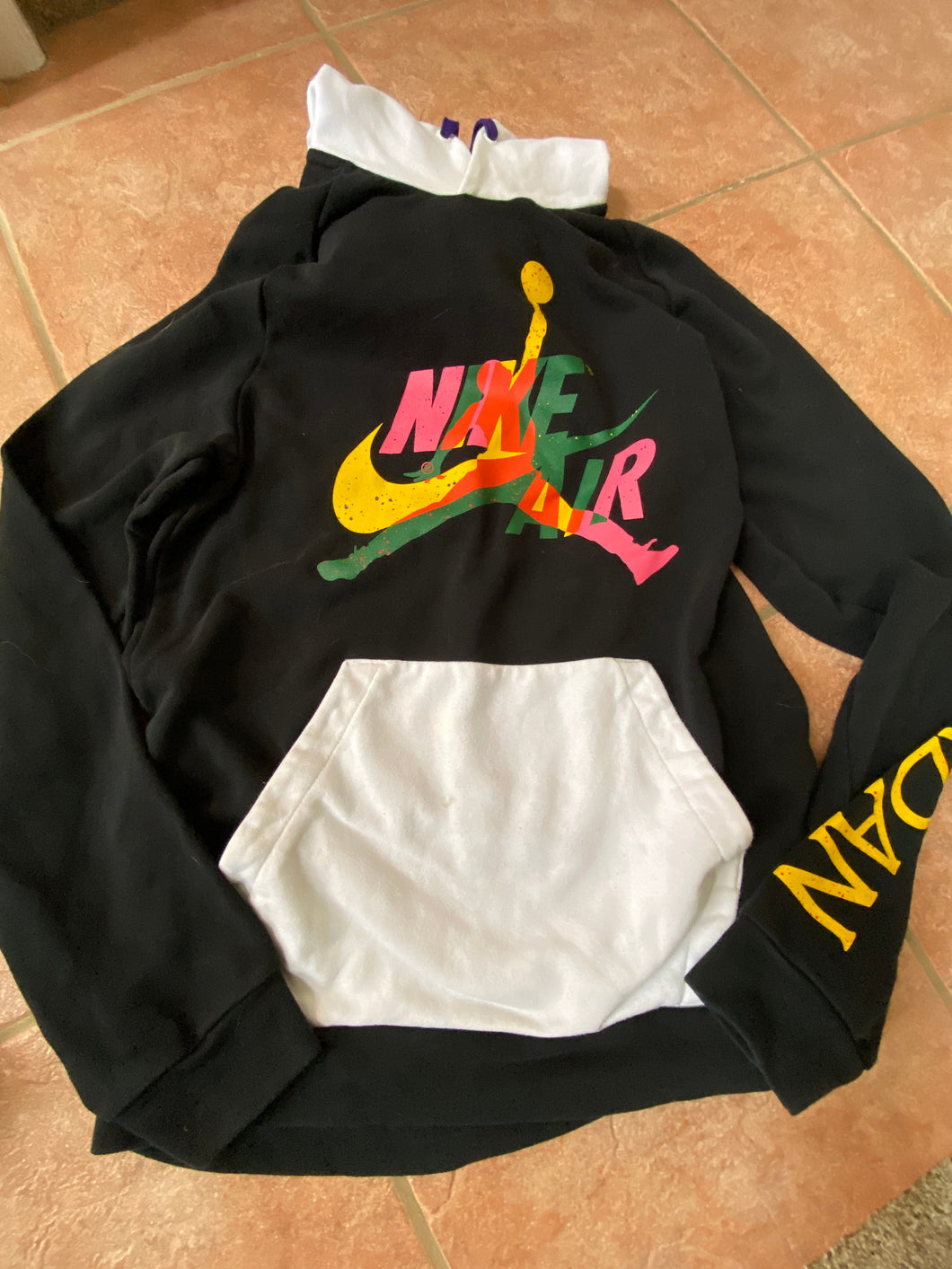B black Nike hoodie* marks on white pocket - size Mens M