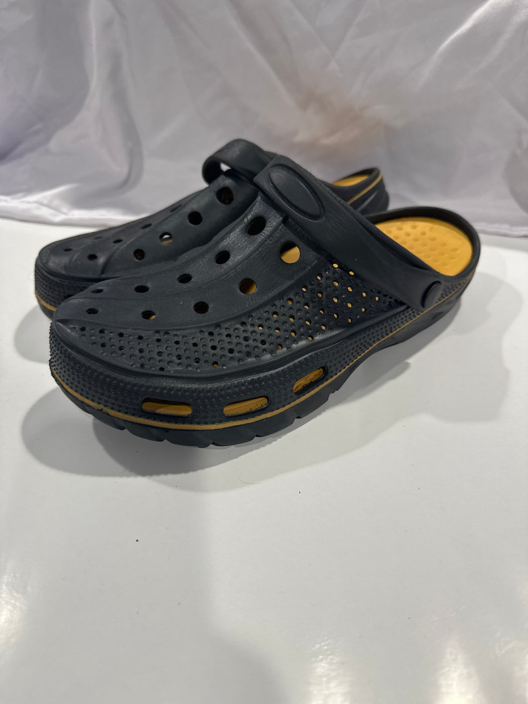 Black/gold sandal Like crocs (no brand) - size Shoes-Men 10