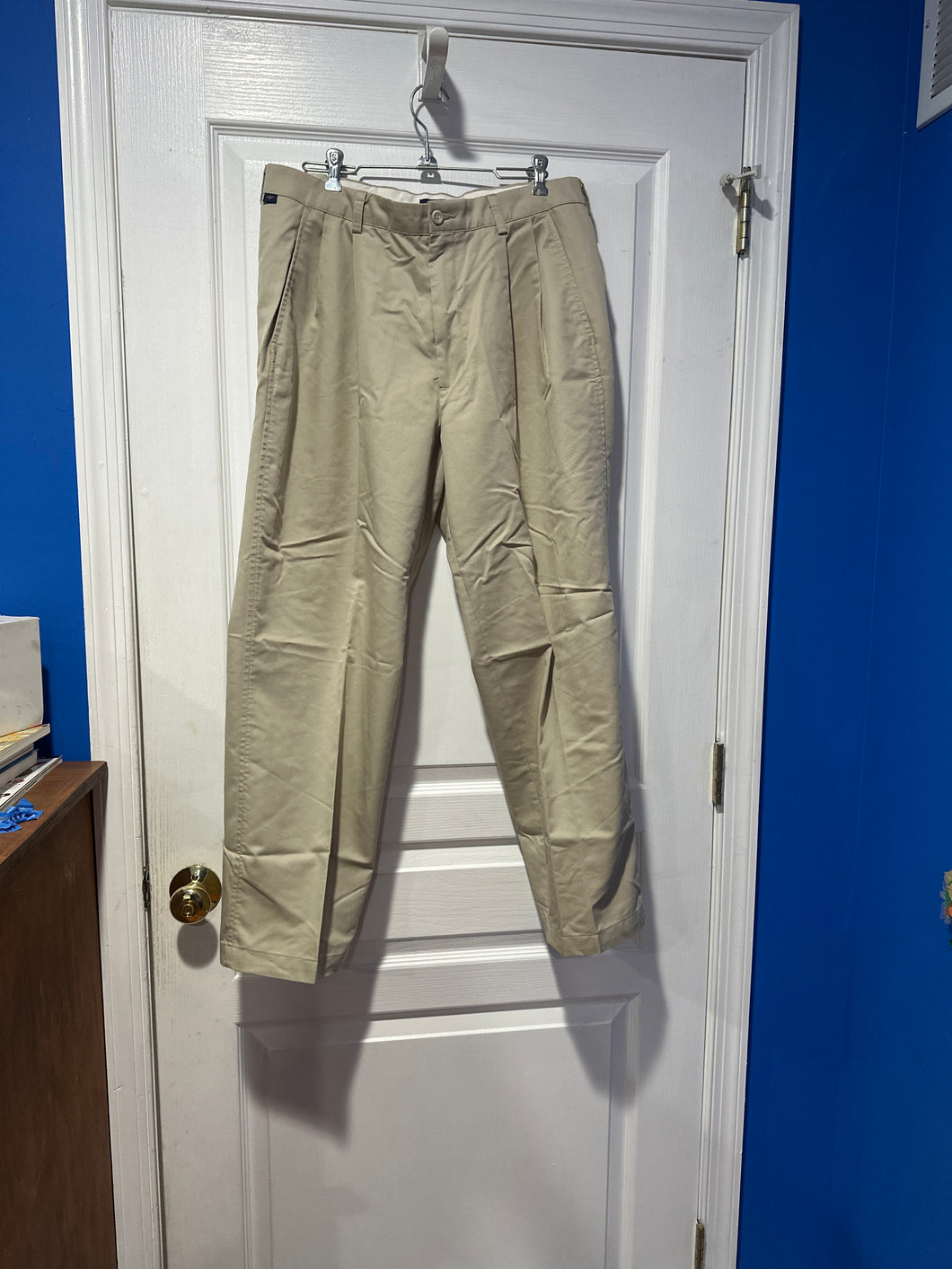 Dockers khakis 34W x 29L stain defender - size pants 32-34