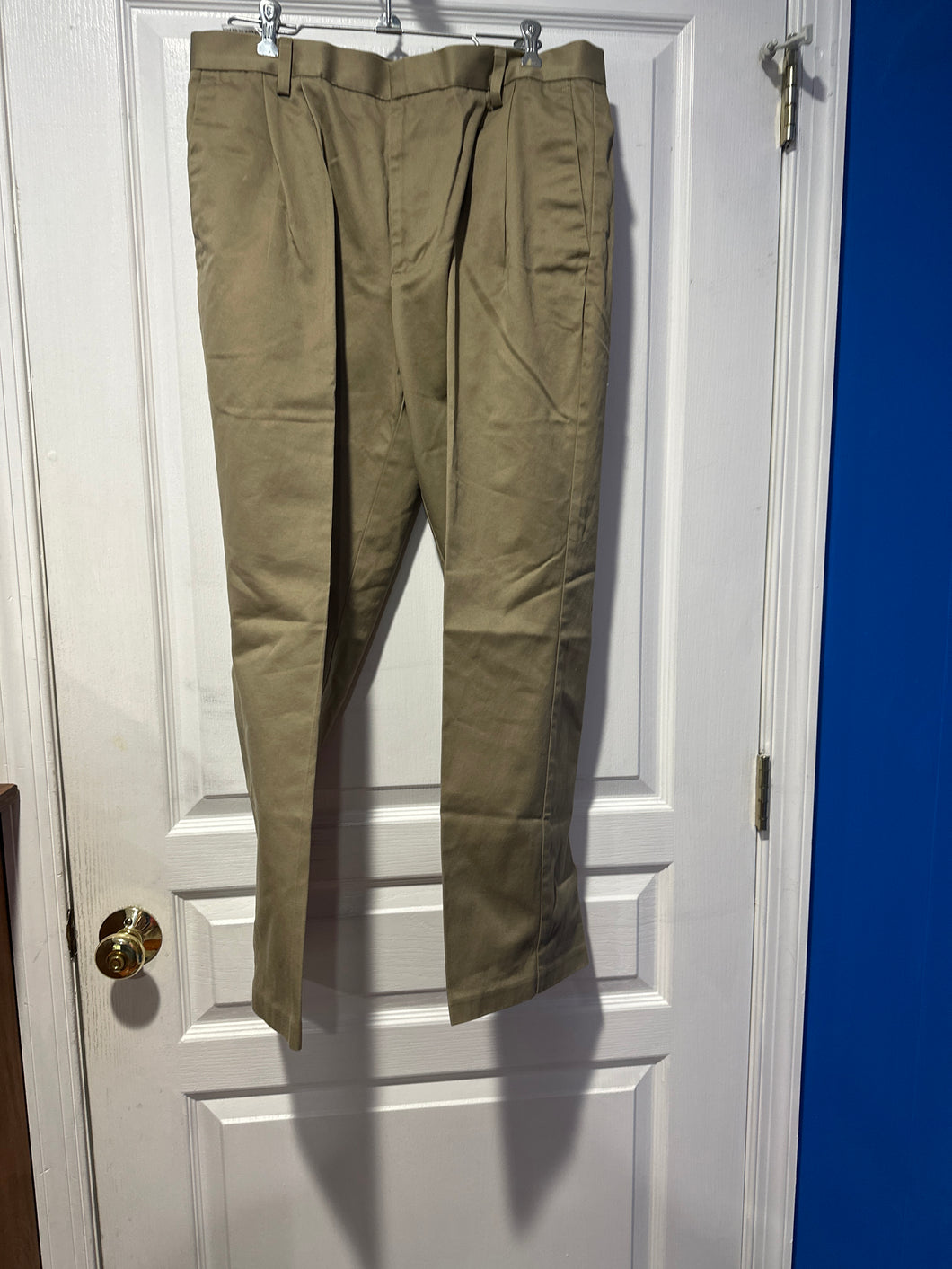 Dockers like new Khaki pants 34W x 29L - size pants 32-34