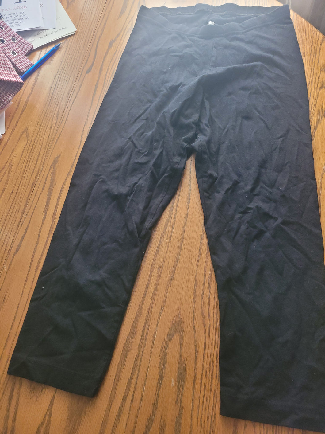 Solid black capri Stretch - size Women L (12)