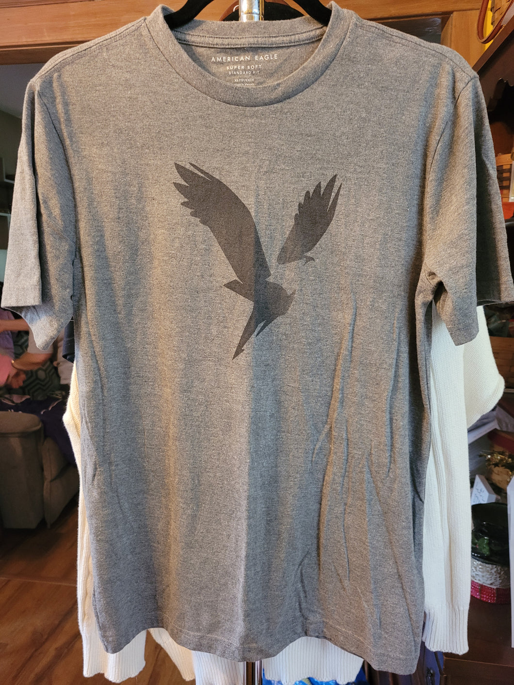 American Eagle S/S Grey Shirt w/Eagle on front - size Mens XS