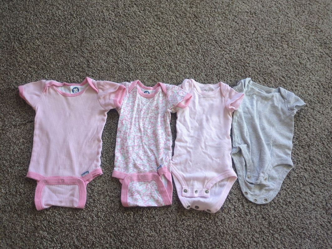 4 onesies - size Newborn