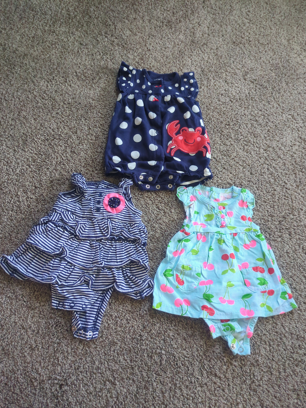 3 outfits - size Newborn